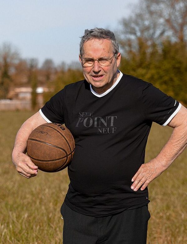 Séance Shooting avec un homme âgé et son ballon de basket