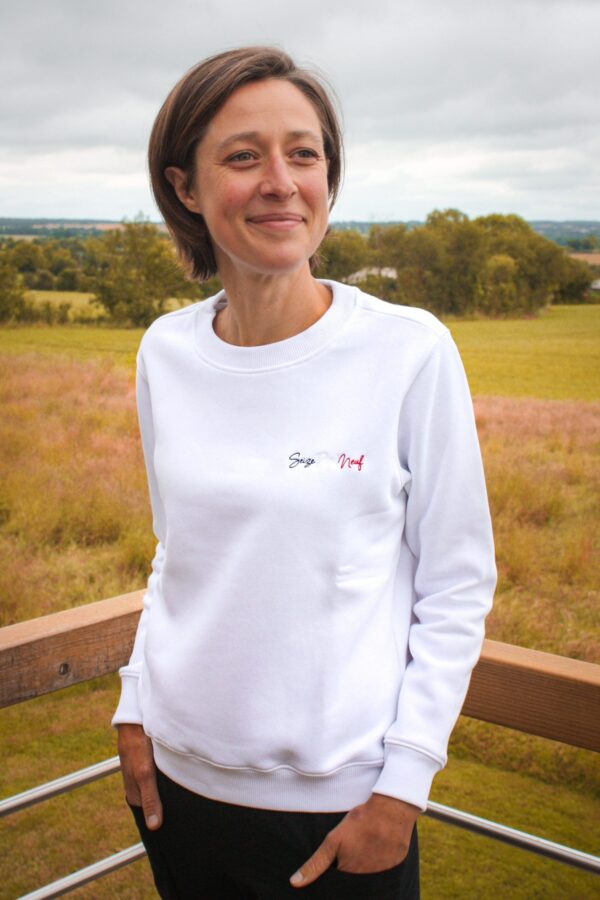 Femme avec pull 16.9