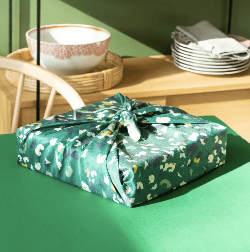Un cadeau tout vert sur une table verte