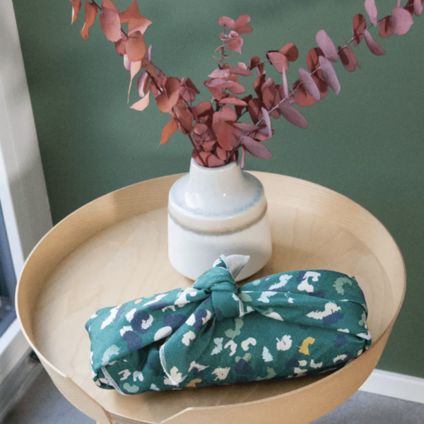 Cadeau emballé dans un tissu vert