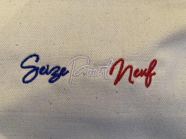 Seize point neuf en bleu blanc rouge sur une torusse
