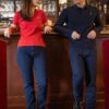 Deux personnes posés sur un comptoir de bar en tenue Seize point neuf
