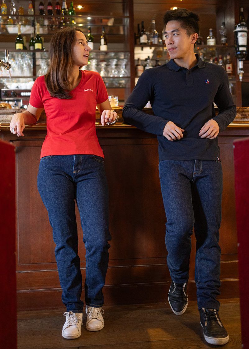Deux personnes posés sur un comptoir de bar en tenue Seize point neuf