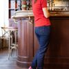 Une dame à un comptoir en tenue Seize point neuf
