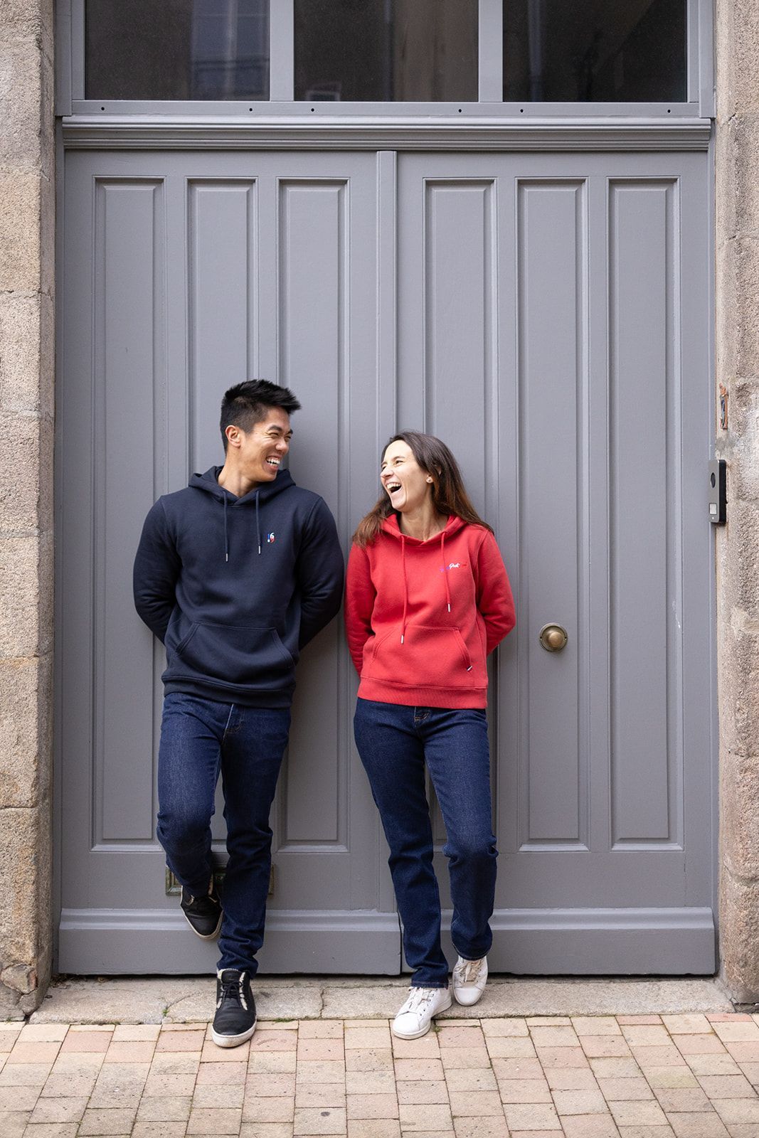 Homme et femme qui rigolent en tenue Seize point neuf