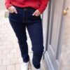 Dame avec les mains dans les poches avec un sweat SEIZE POINT NEUF