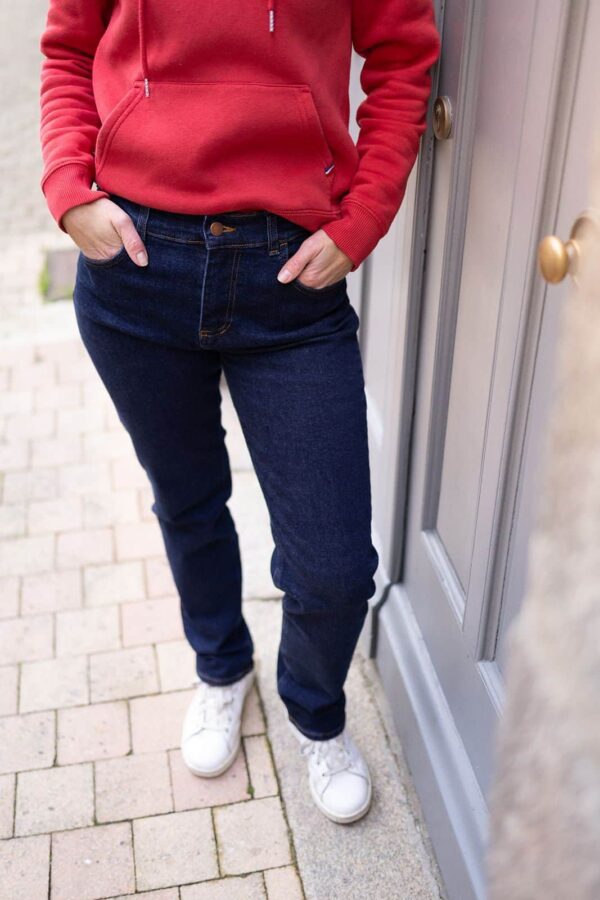Dame avec les mains dans les poches avec un sweat SEIZE POINT NEUF