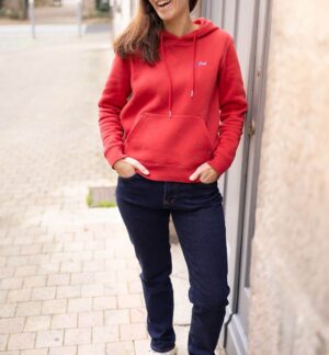 Dame dans la rue qui rigole avec des habits SEIZE POINT NEUF
