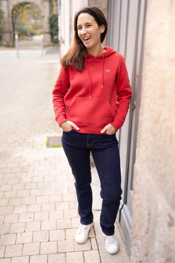 Dame dans la rue qui rigole avec des habits SEIZE POINT NEUF
