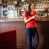 Dame posé au bar avec un haut SEIZE POINT NEUF