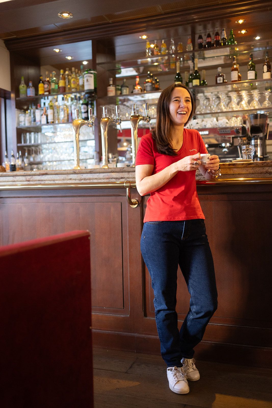 Dame posé au bar avec un haut SEIZE POINT NEUF